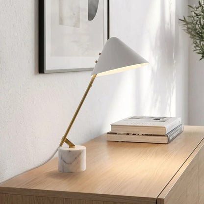 lampe de bureau avec canape vu rapproche elegante doree et marbre blanc