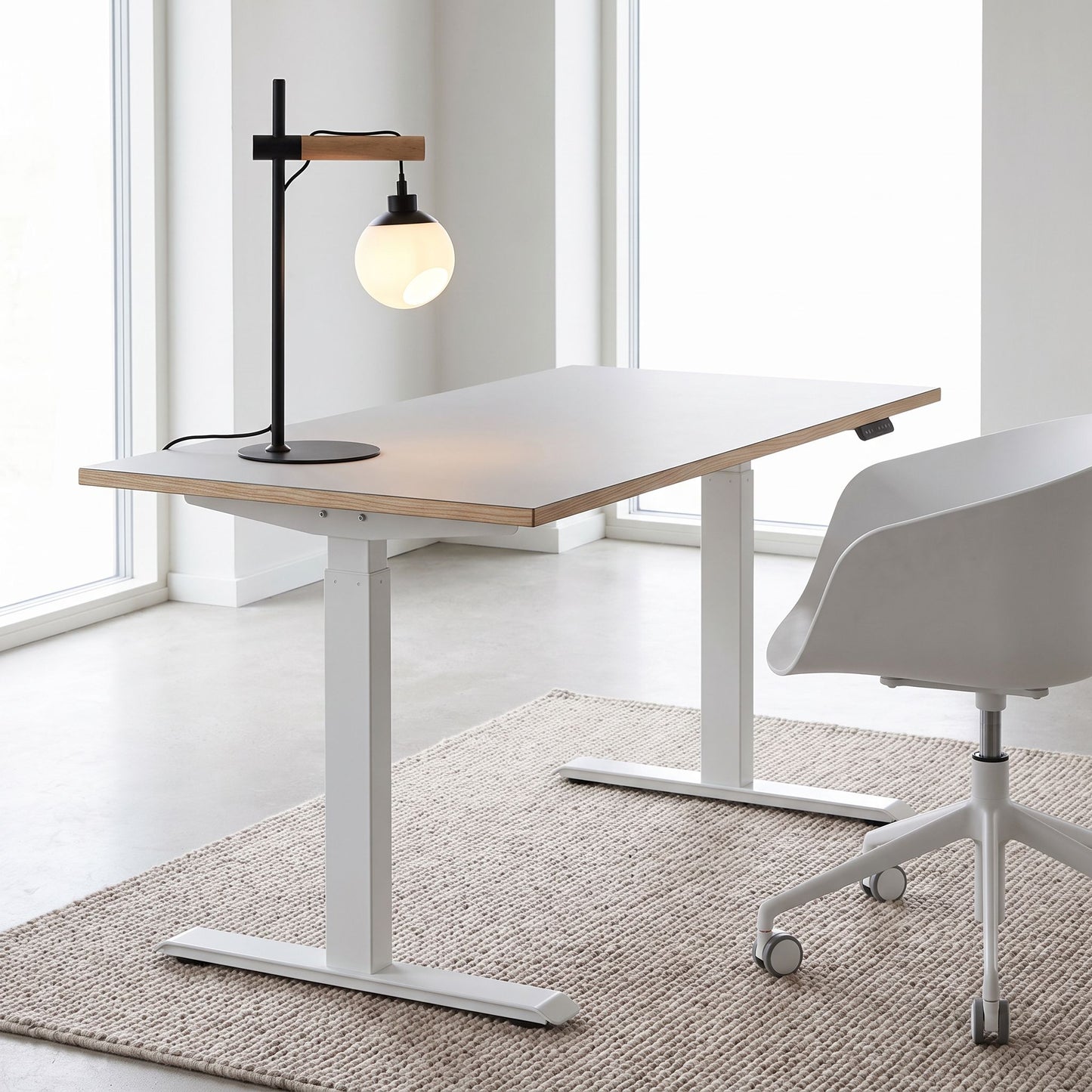 lampe de bureau avec fauteuil blanc design scandinave