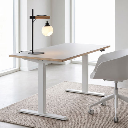 lampe de bureau avec fauteuil blanc design scandinave
