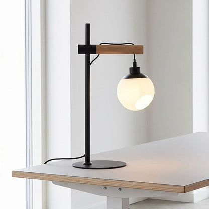 lampe de bureau avec fauteuil blanc vu rapproche design scandinave