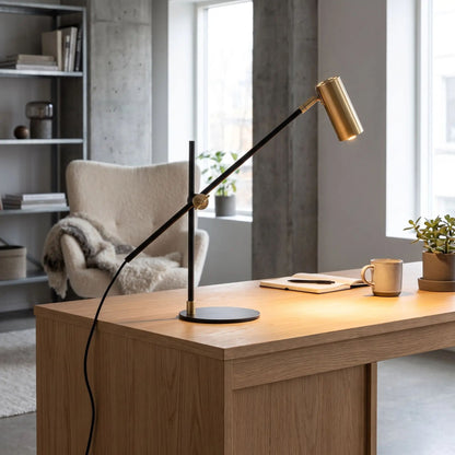 lampe de bureau avec fauteuil design scandinave noir et dore