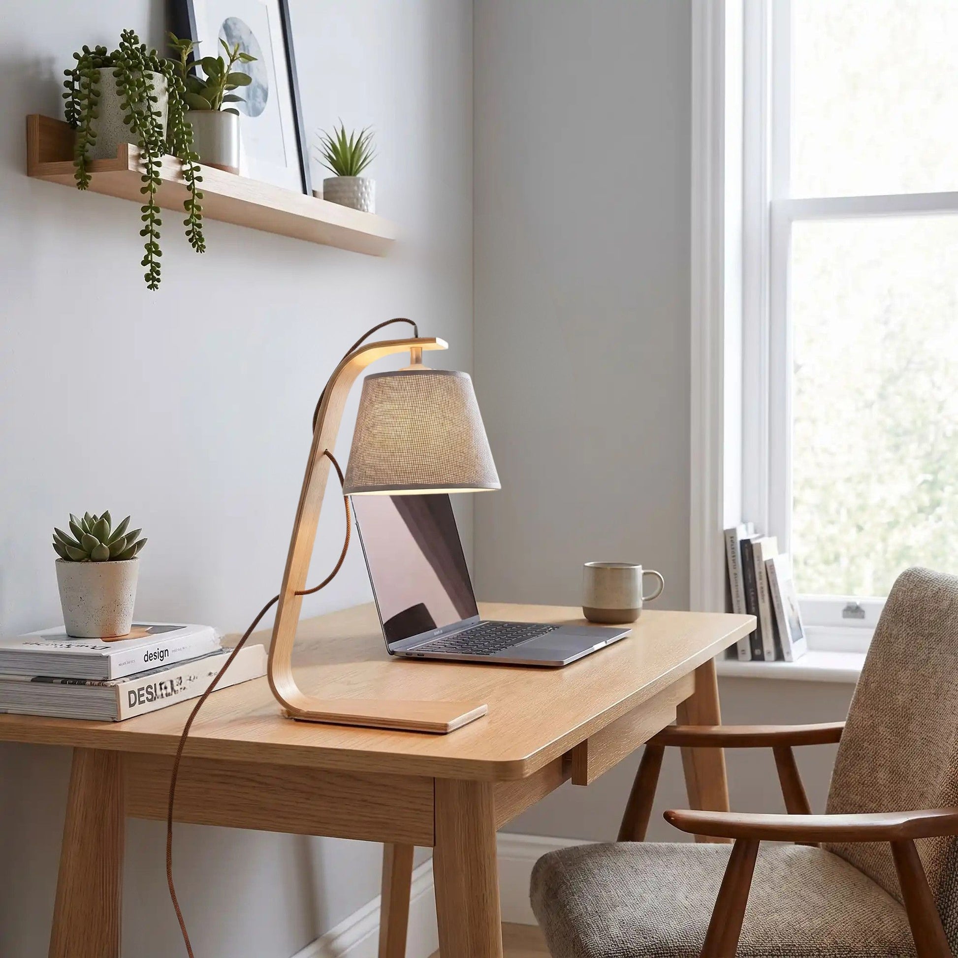 lampe de bureau avec fauteuil scandinave bois