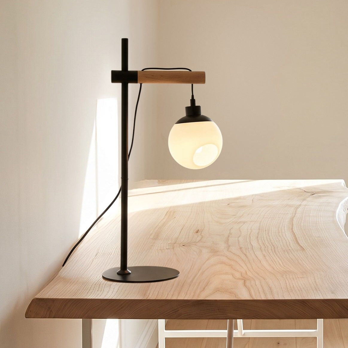 lampe de bureau avec fauteuil vu rapproche design scandinave