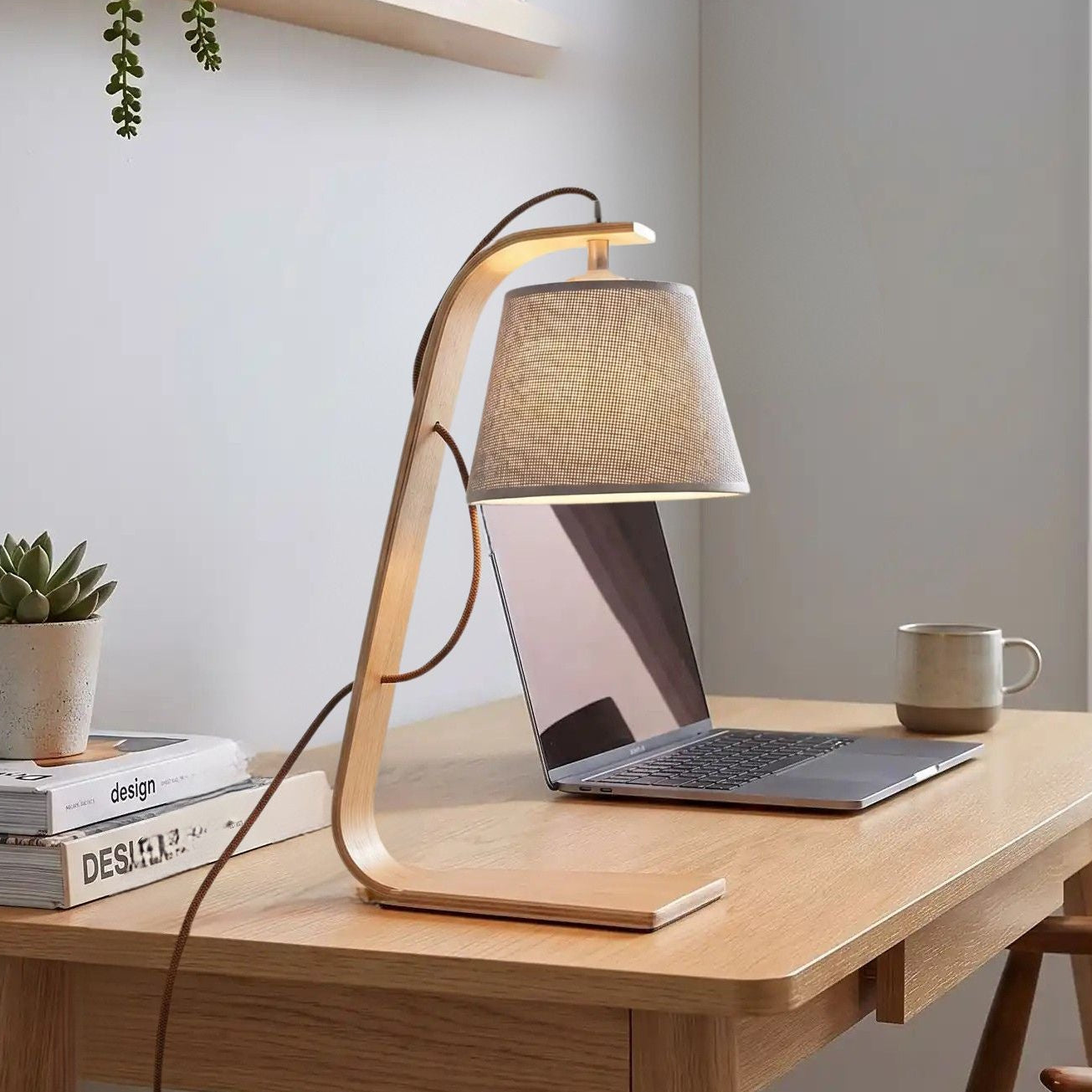lampe de bureau avec fauteuil vu rapproche scandinave bois