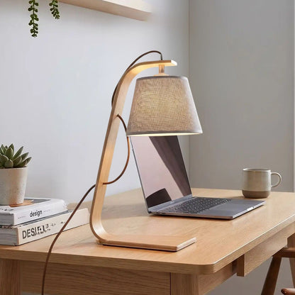 lampe de bureau avec fauteuil vu rapproche scandinave bois