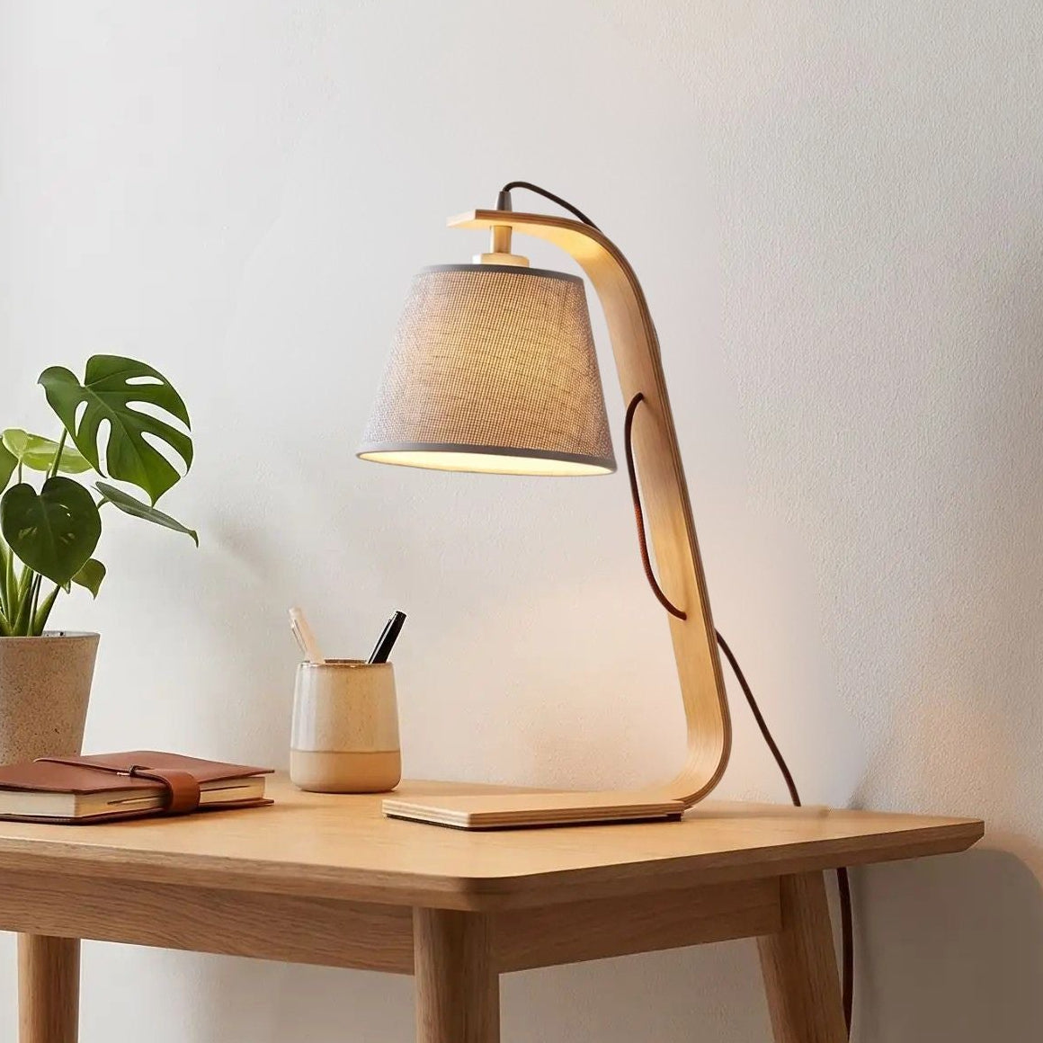 lampe de bureau avec fenetre vu rapproche scandinave bois