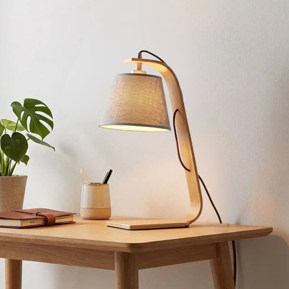lampe de bureau avec fenetre vu rapproche scandinave bois
