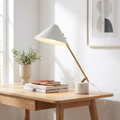 lampe de bureau avec livres elegante doree et marbre blanc