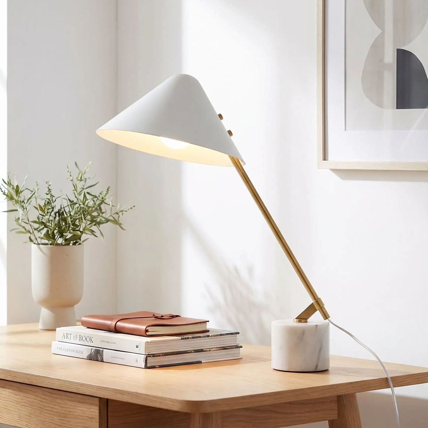 lampe de bureau avec livres vu rapproche elegante doree et marbre blanc