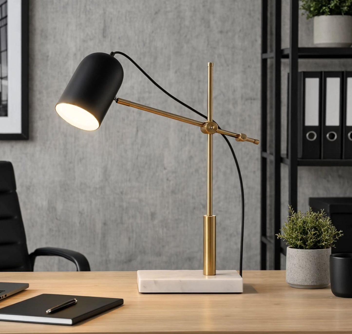 lampe de bureau avec ordinateur vu rapproche scandinave articulee