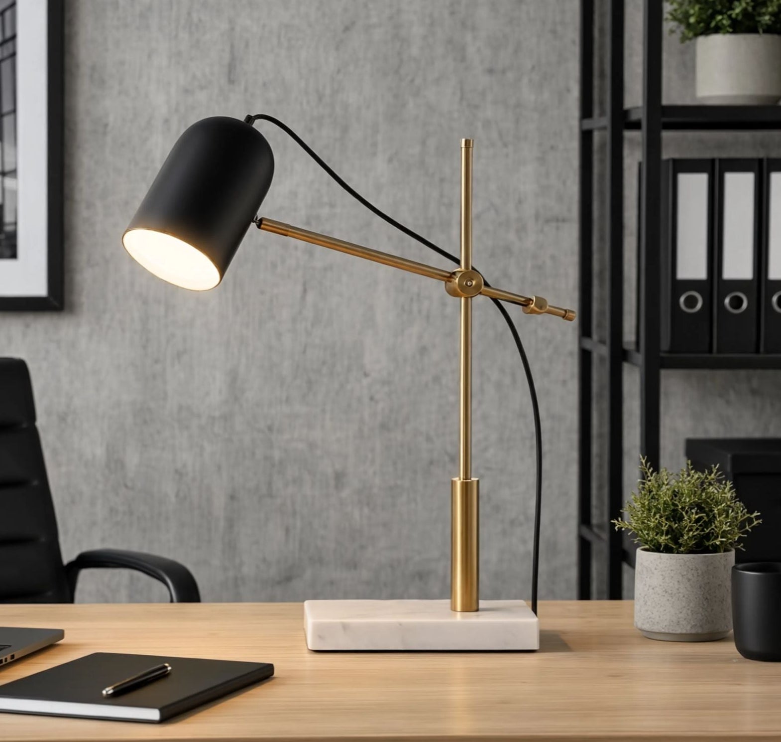 lampe de bureau avec ordinateur vu rapproche scandinave articulee