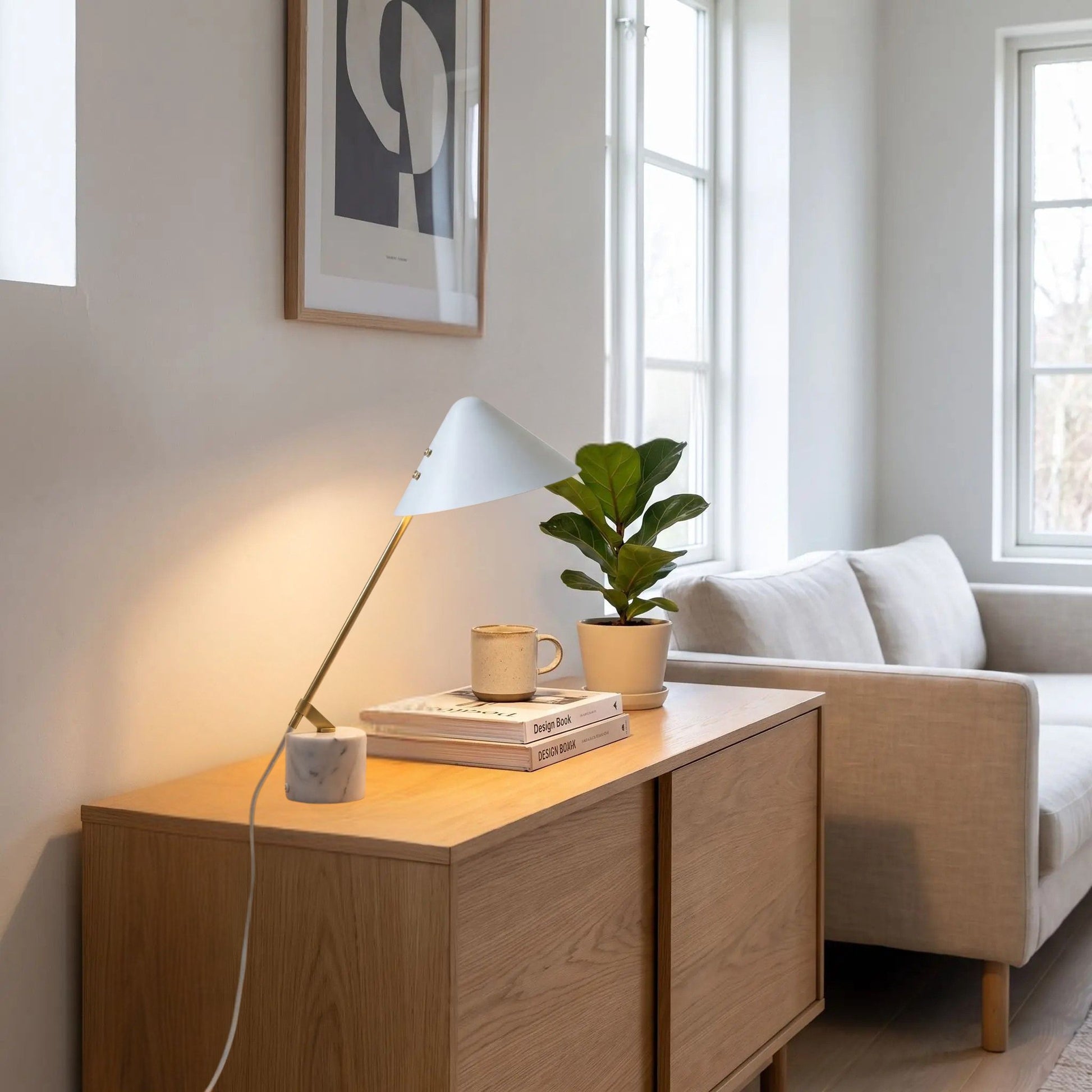 lampe de bureau avec plante elegante doree et marbre blanc
