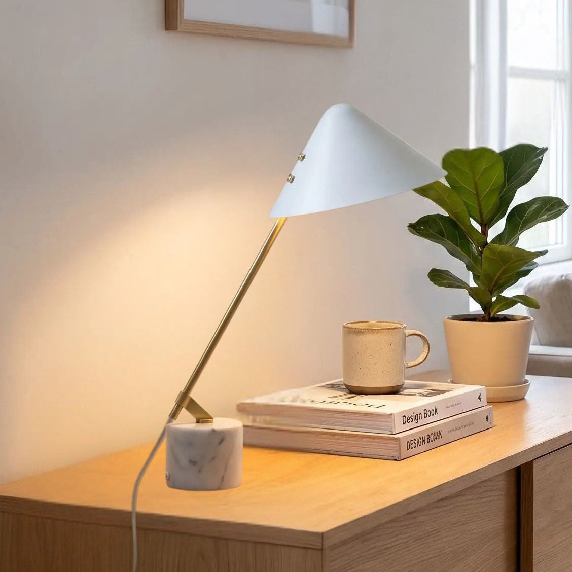 lampe de bureau avec plante vu rapproche elegante doree et marbre blanc