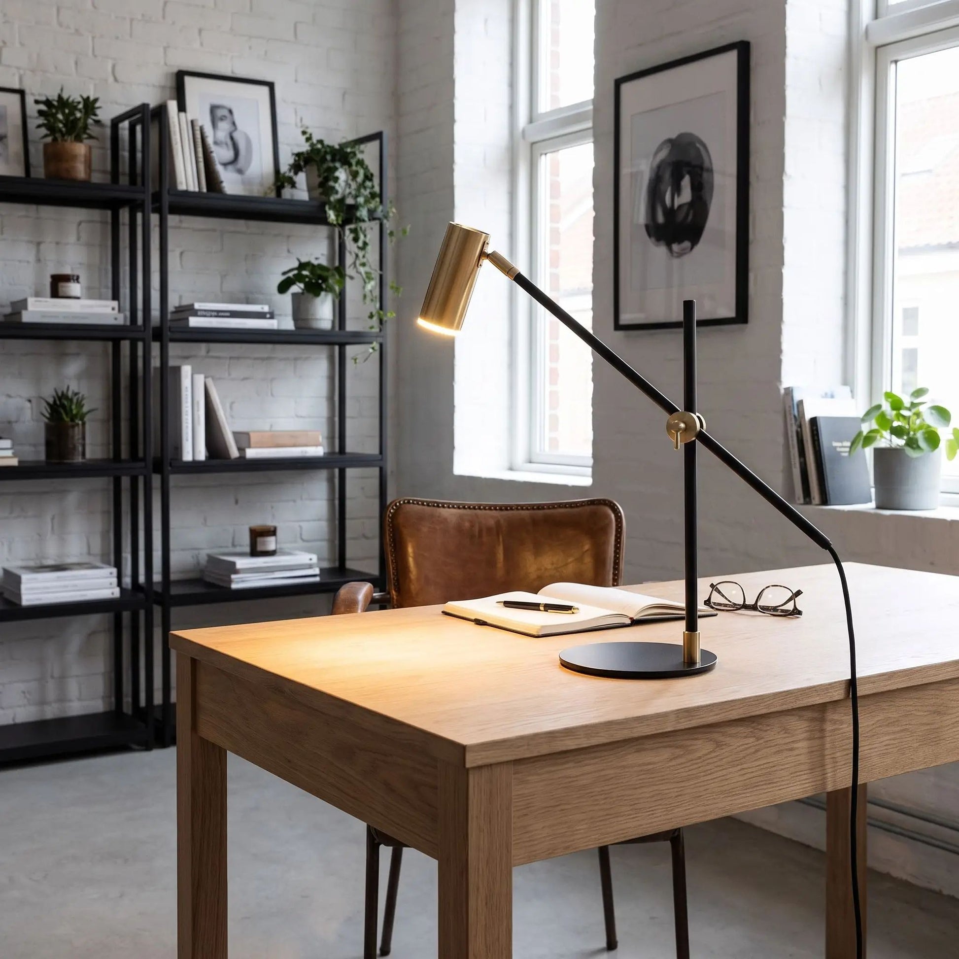 lampe de bureau design scandinave noir et dore
