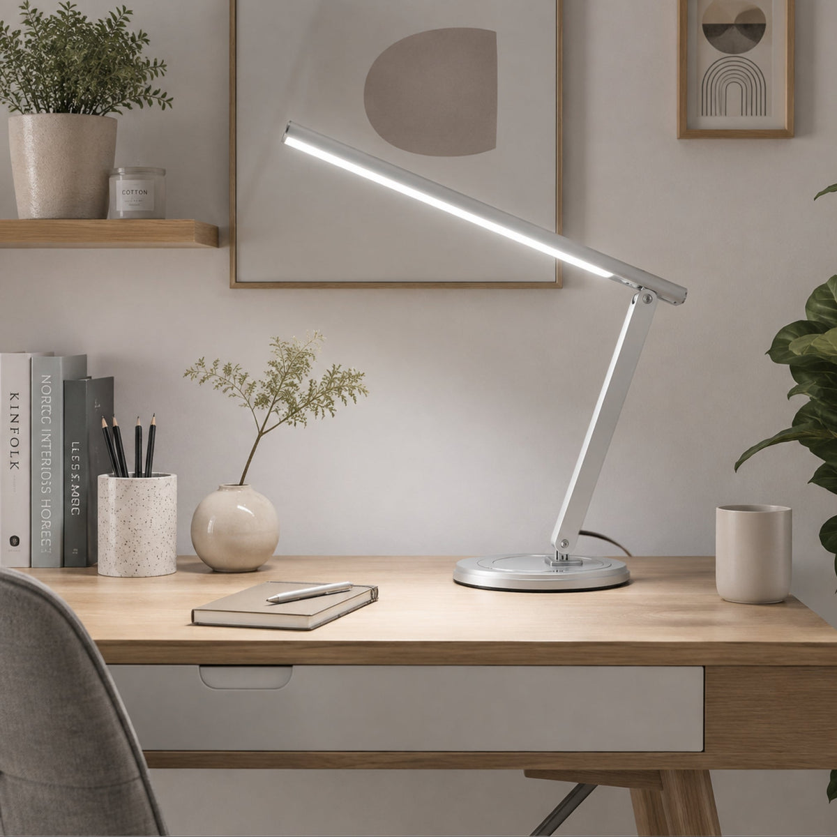 lampe de bureau led argent vu rapproche lumineuse articulee