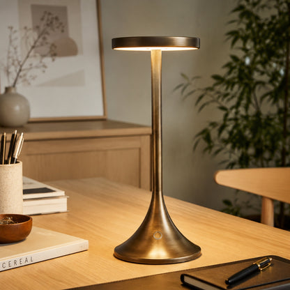 lampe de bureau led bronze sur bureau avec cadre design contemporain epure