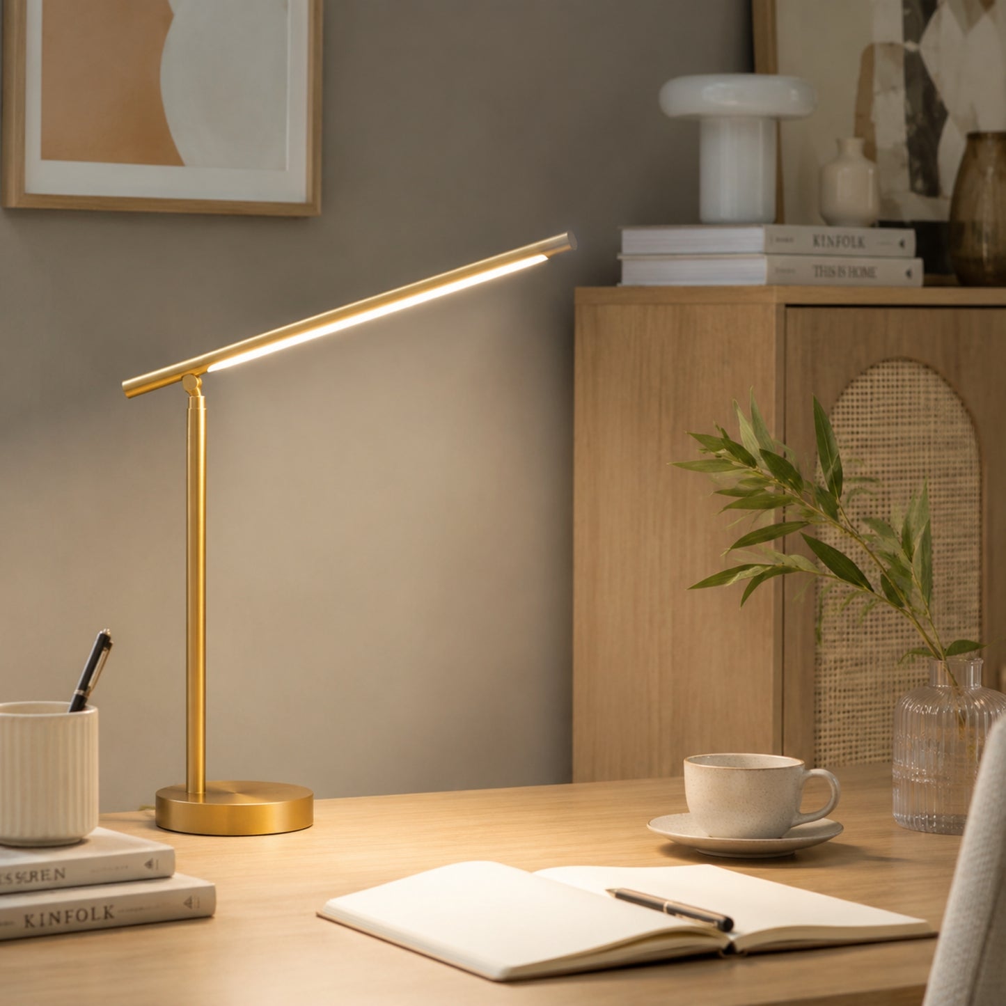 lampe de bureau led couleur doree avec tasse design minimaliste articule