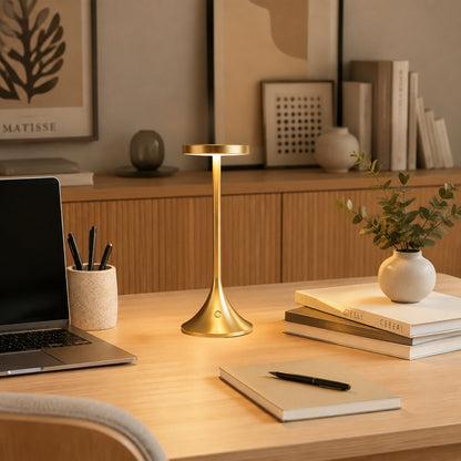 lampe de bureau led doree avec ordinateur design contemporain epure