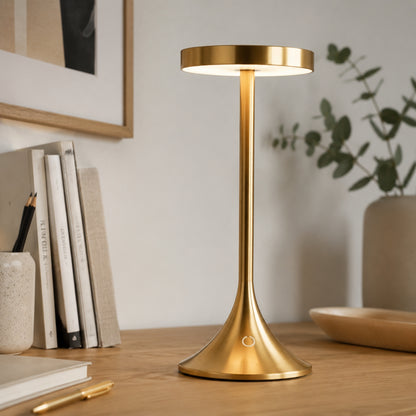 lampe de bureau led doree sur bureau design contemporain epure