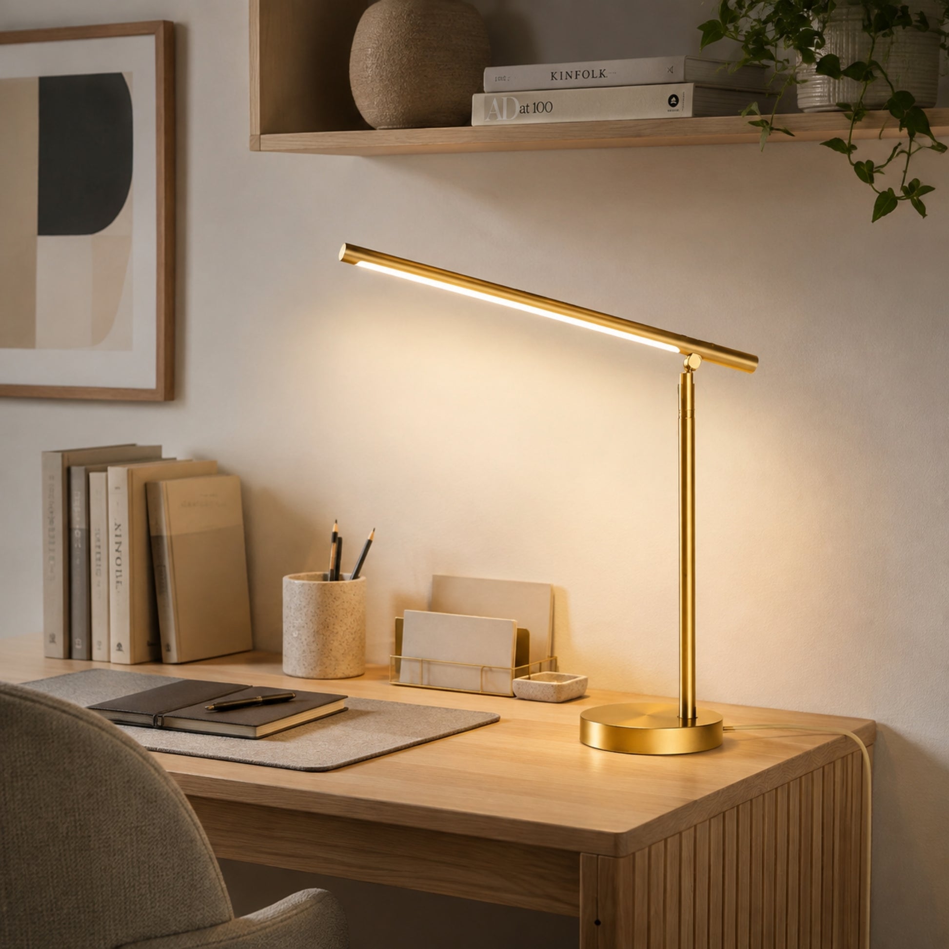 lampe de bureau led doree vu rapproche design minimaliste articule