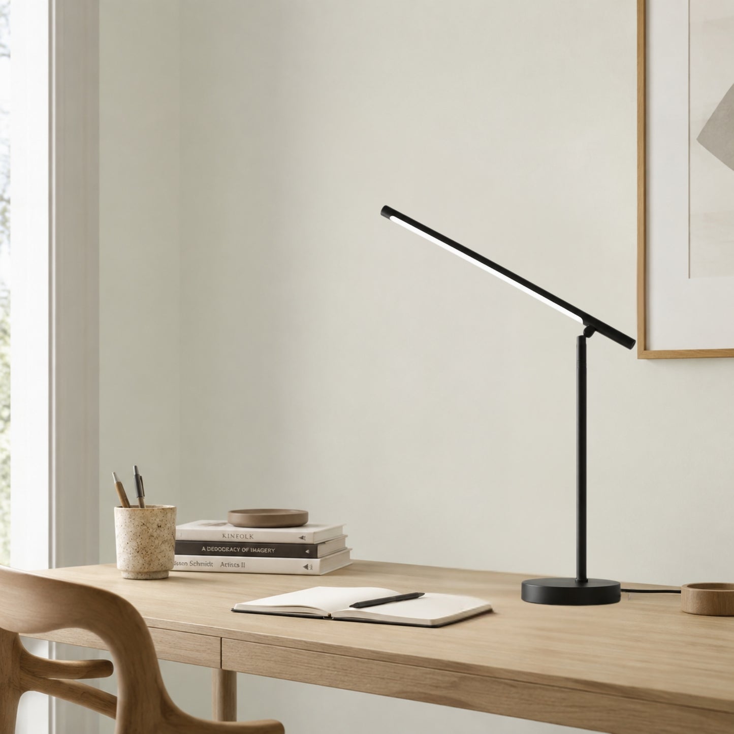 lampe de bureau led noire avec livre design minimaliste articule