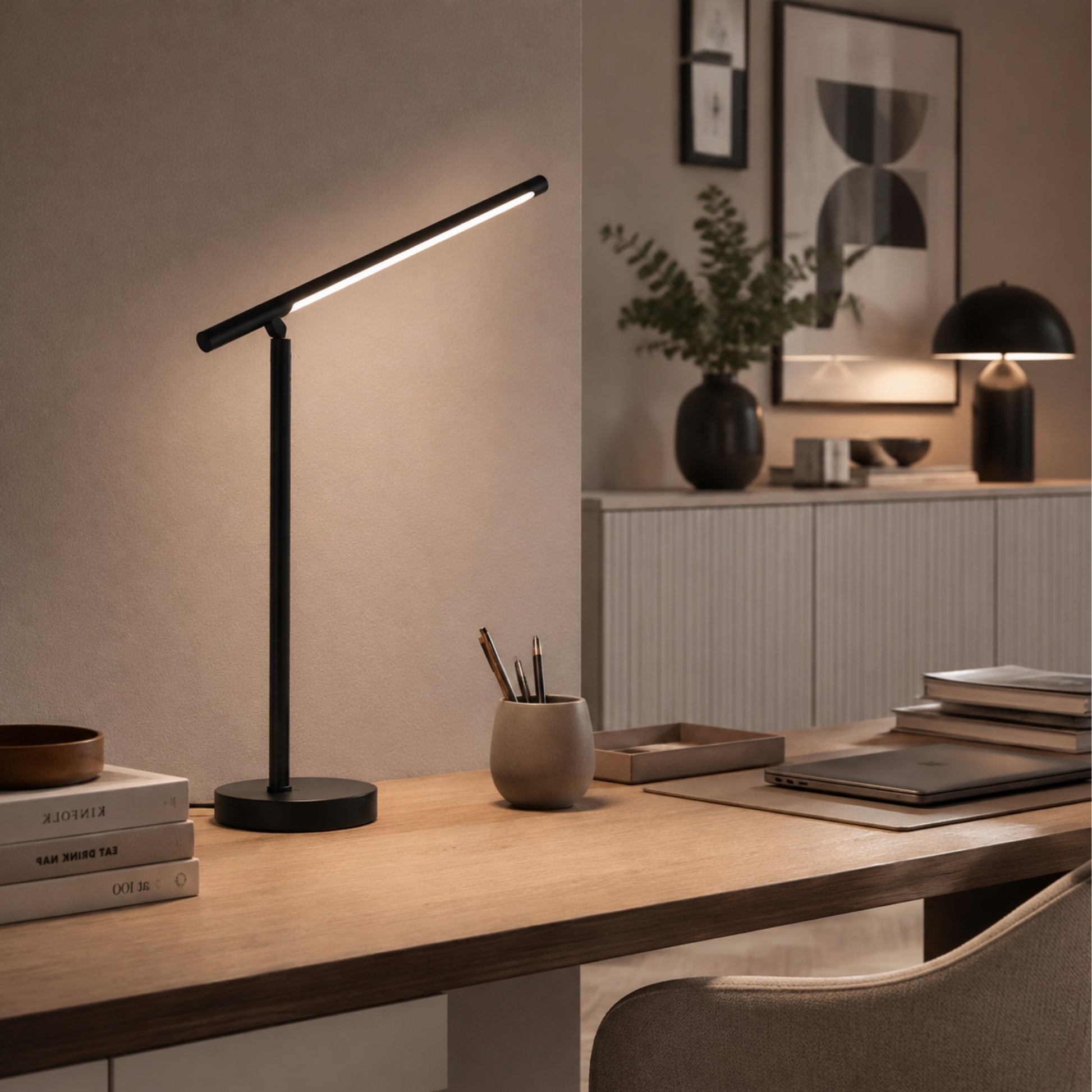 lampe de bureau led noire avec ordinateur design minimaliste articule