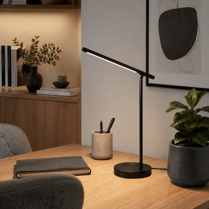 lampe de bureau led noire avec plante design minimaliste articule