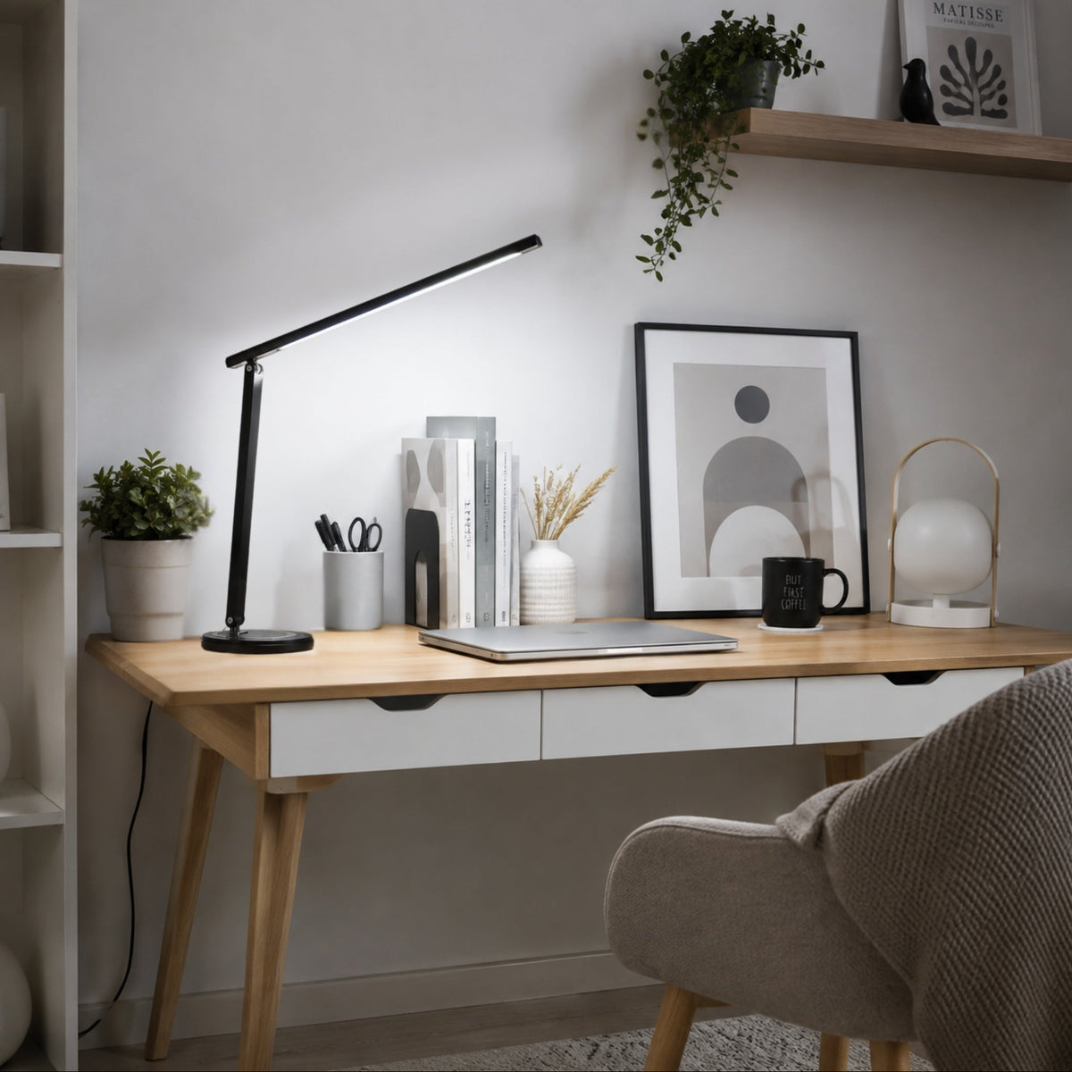 lampe de bureau led noire avec plante lumineuse articulee