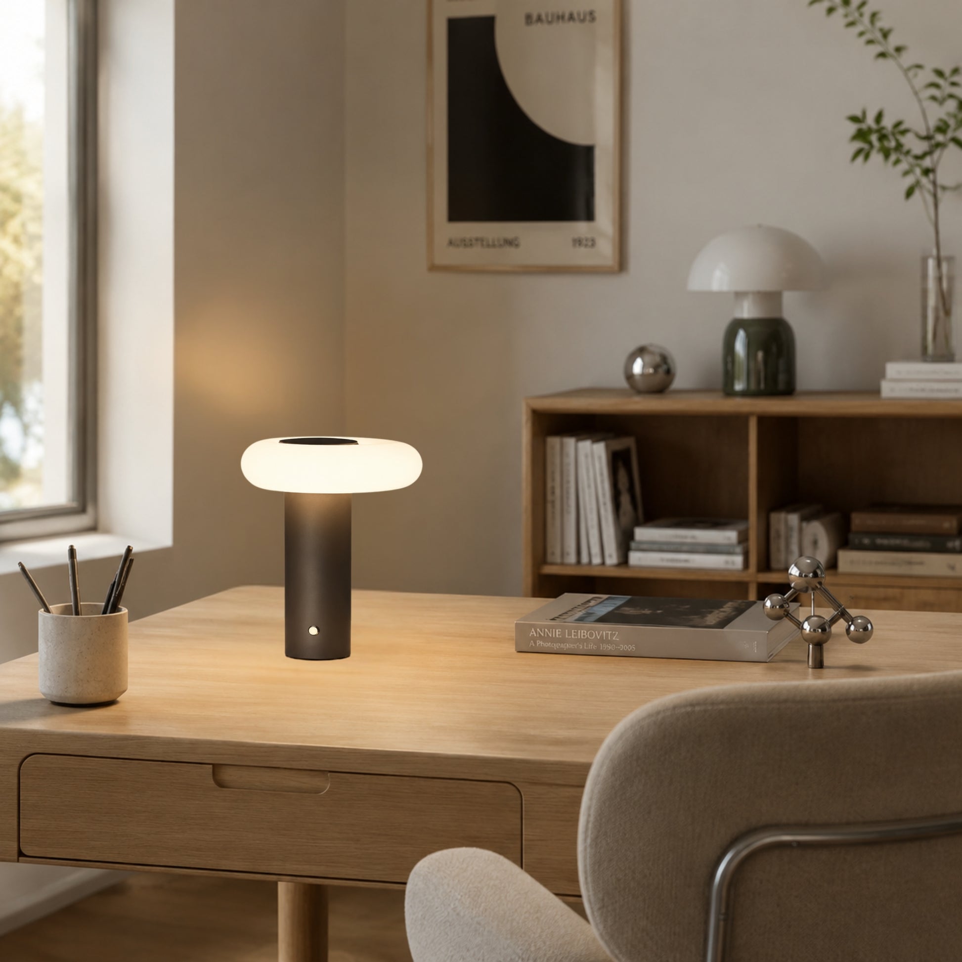 lampe de bureau sans fil anthracite brosse 20 cm sur bureau esthetique spatiale scandinave