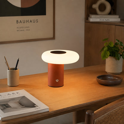lampe de bureau sans fil brun avec livre terre cuite esthetique spatiale scandinave