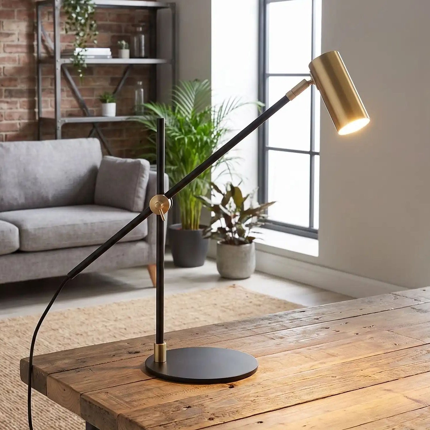 lampe de bureau sejour vu rapproche design scandinave noir et dore