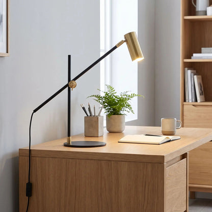 lampe de bureau sur bureau design scandinave noir et dore