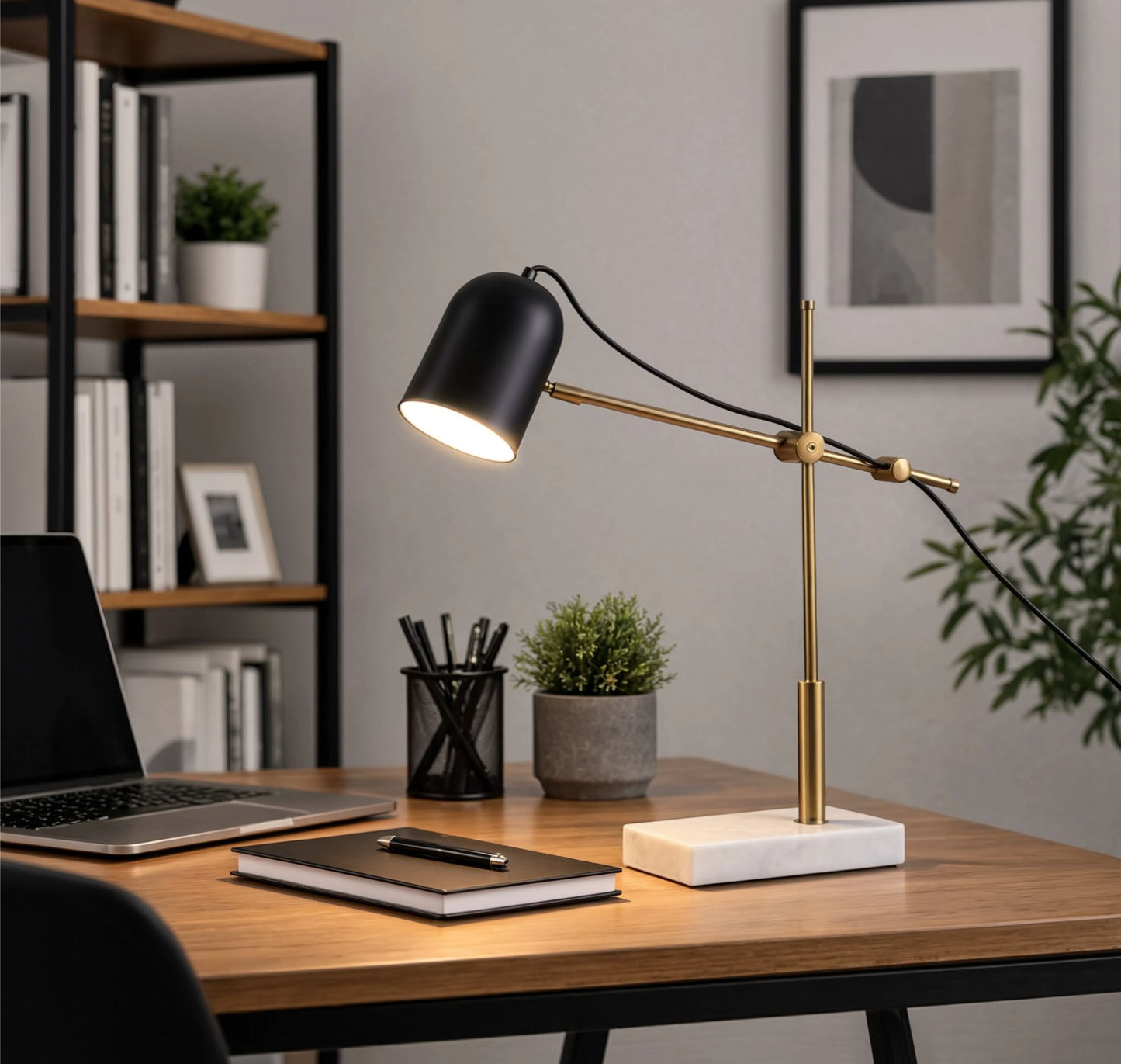 lampe de bureau sur bureau scandinave articulee