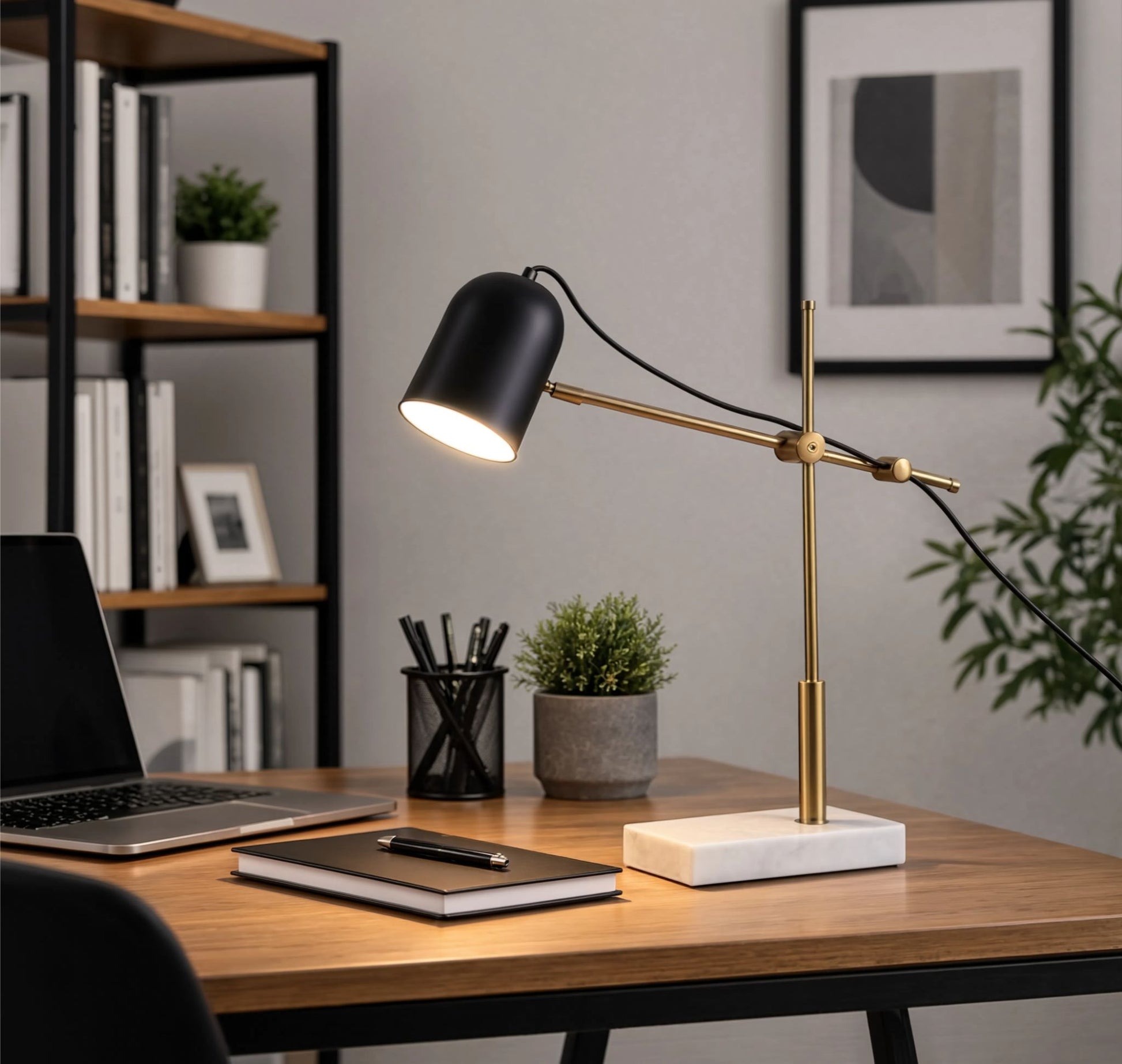lampe de bureau sur bureau scandinave articulee