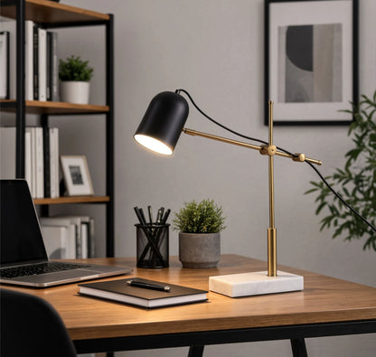 lampe de bureau sur bureau scandinave articulee