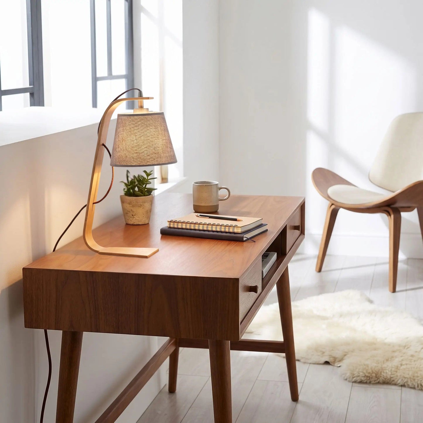 lampe de bureau sur bureau scandinave bois