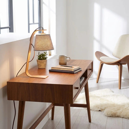 lampe de bureau sur bureau scandinave bois