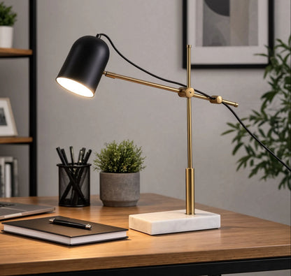 lampe de bureau sur bureau vu rapproche scandinave articulee