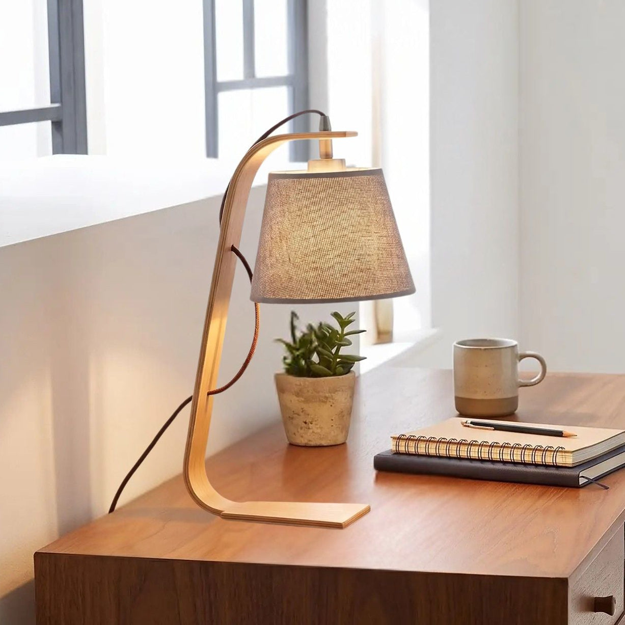 lampe de bureau sur bureau vu rapproche scandinave bois