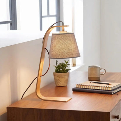 lampe de bureau sur bureau vu rapproche scandinave bois