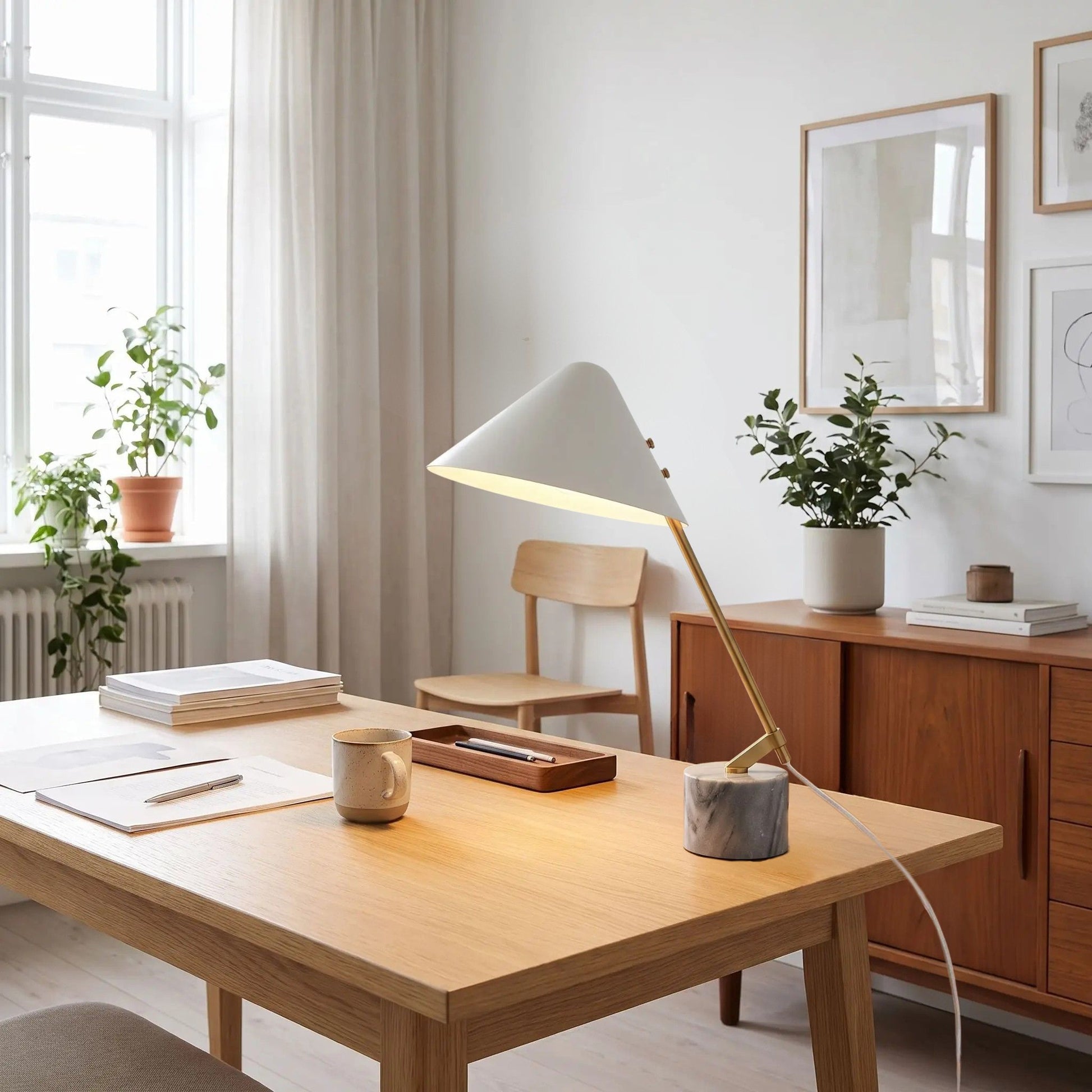 lampe de bureau table elegante doree et marbre blanc