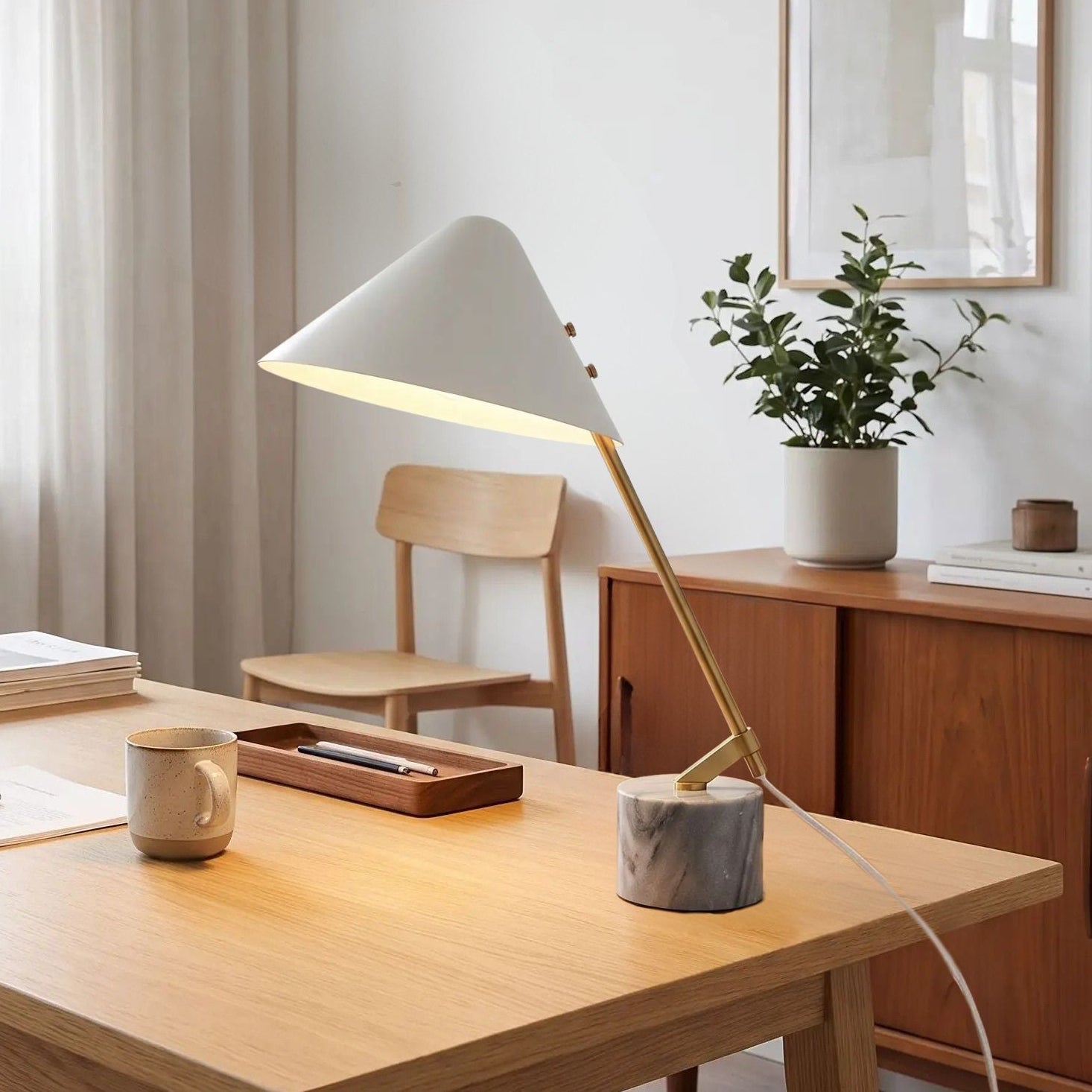 lampe de bureau table vu rapproche elegante doree et marbre blanc