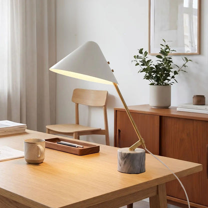 lampe de bureau table vu rapproche elegante doree et marbre blanc
