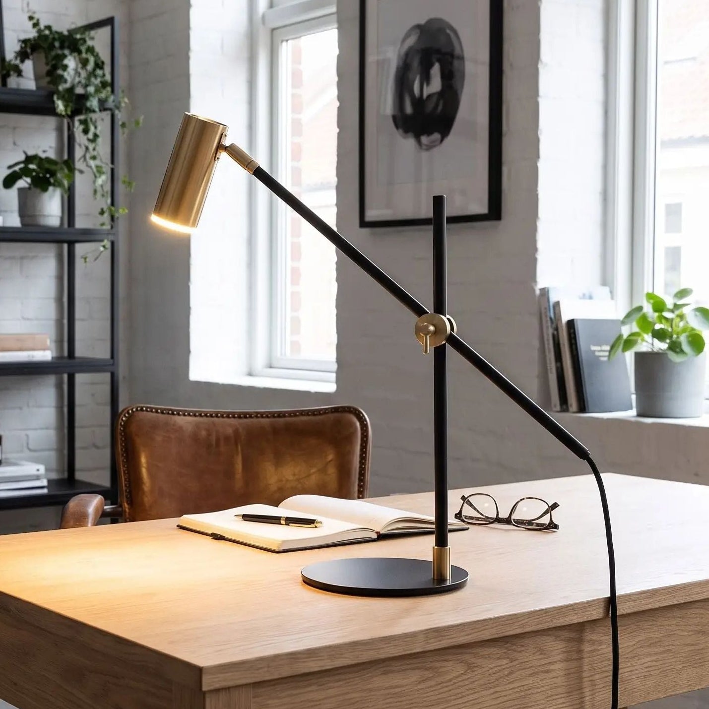 lampe de bureau vu rapproche design scandinave noir et dore