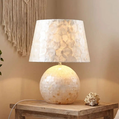 lampe de chevet chambre avec coquillage vu rapproche coquilles de perles naturelle