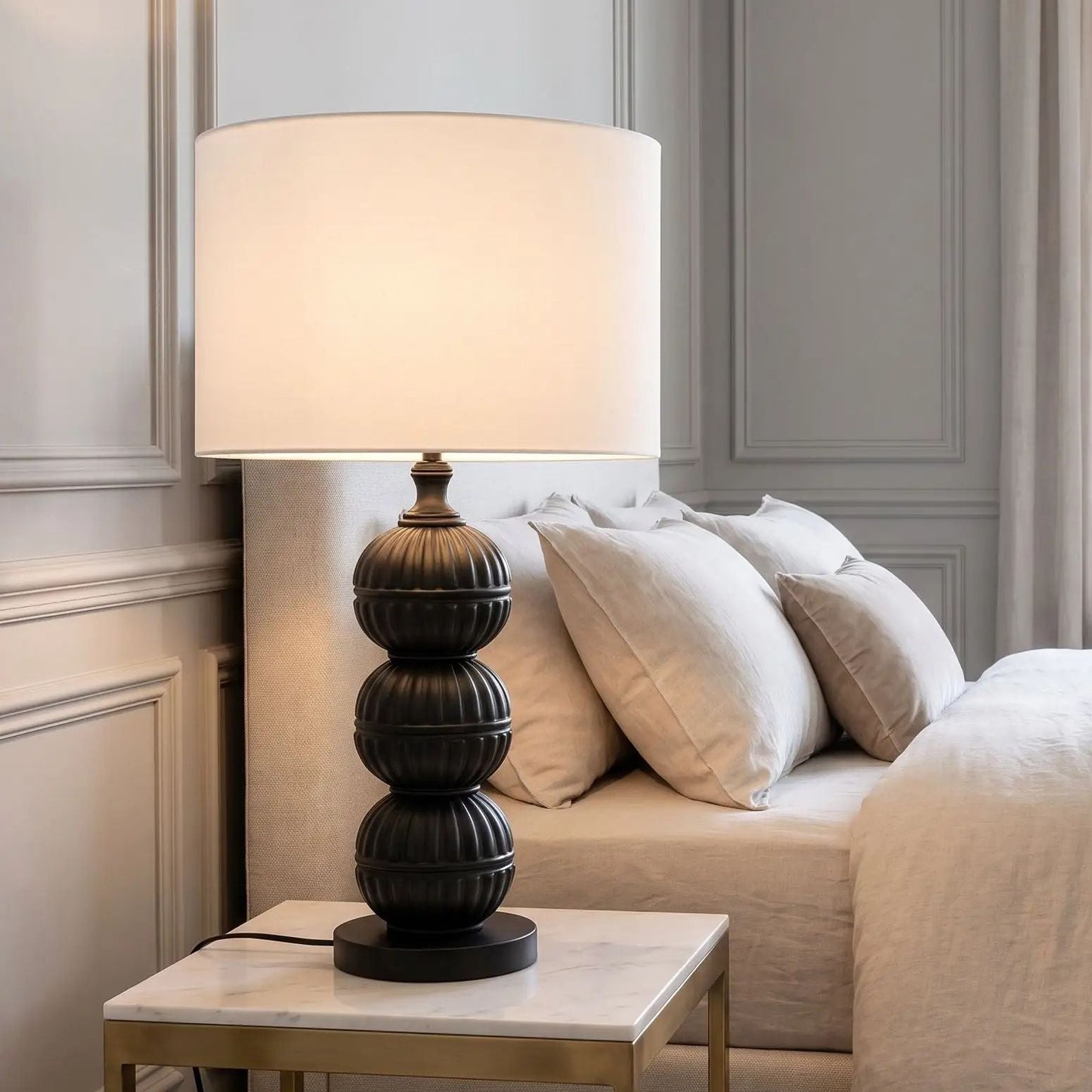 lampe de chevet chambre avec fenetre vu rapproche orbes noir mat