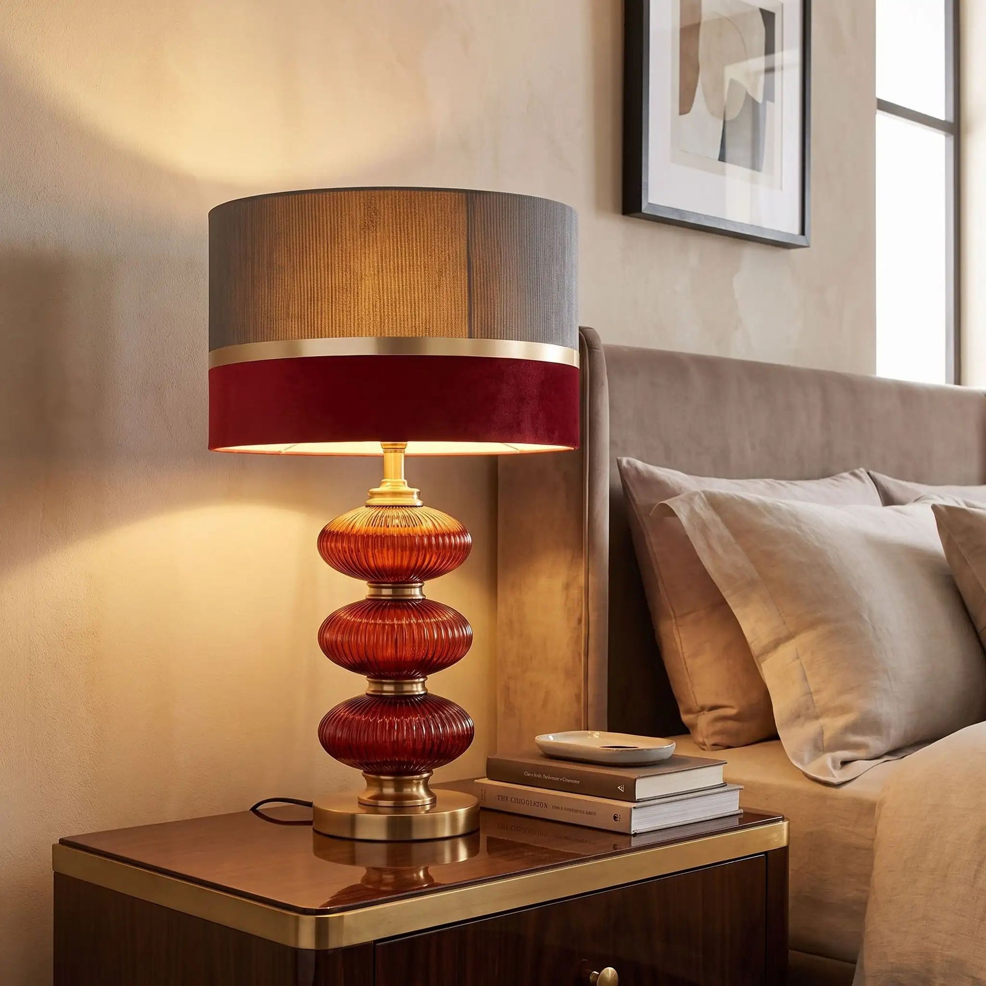 lampe de chevet chambre avec livre verre souffle rouge vin