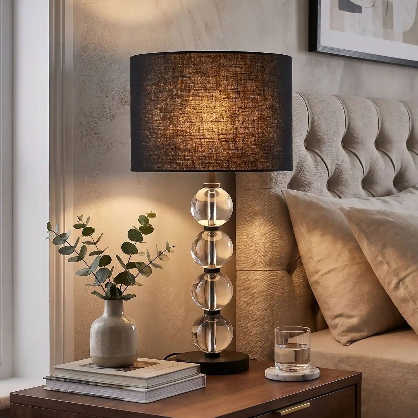 lampe de chevet chambre avec livre vu rapproche light luxury raffine