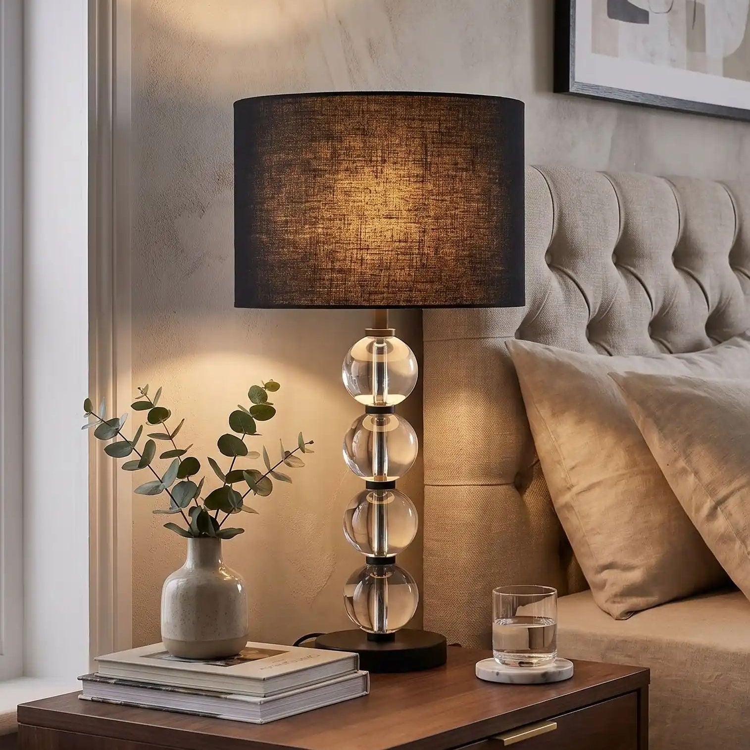 lampe de chevet chambre avec livre vu rapproche light luxury raffine