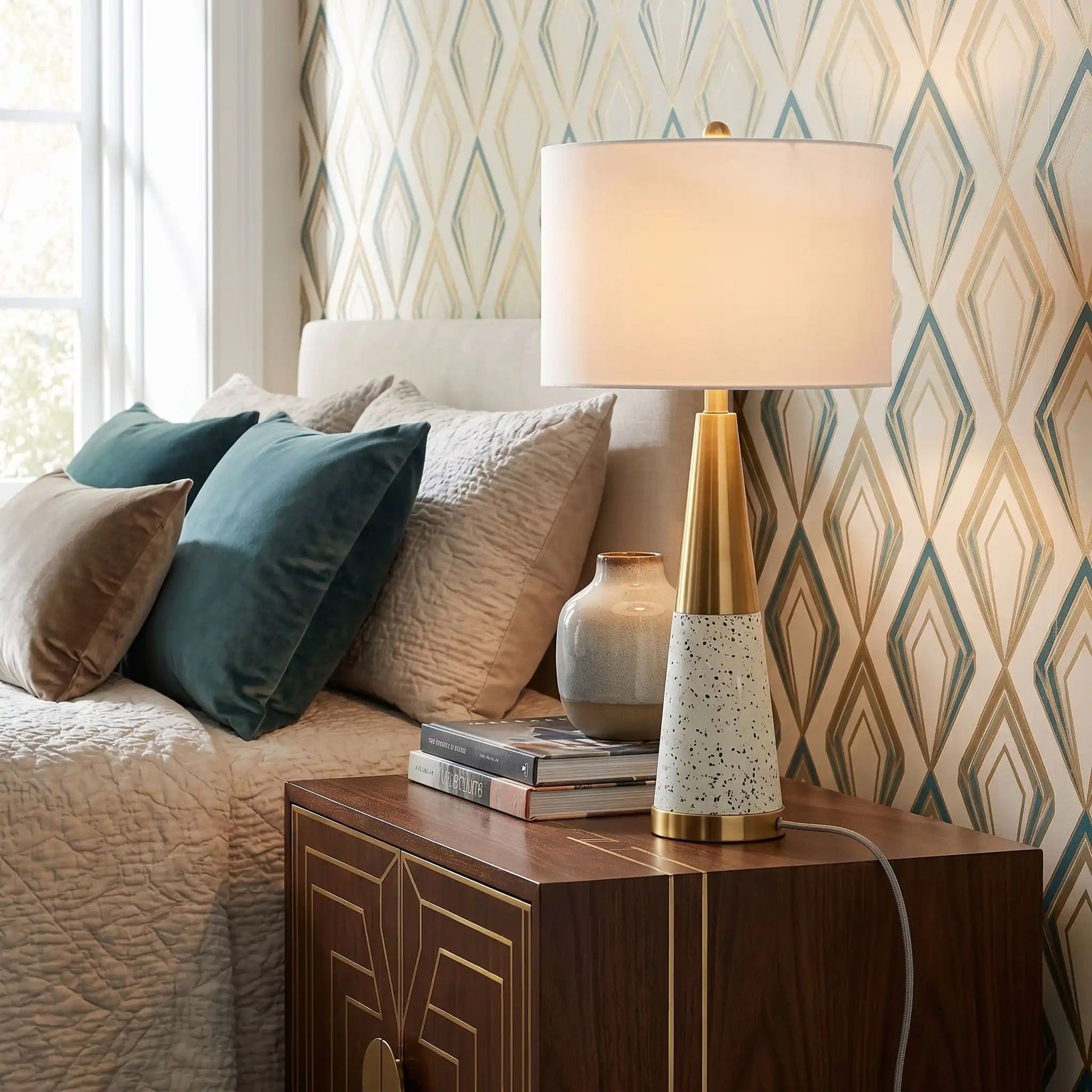 lampe de chevet chambre avec livres modele fer dore terrazzo doree
